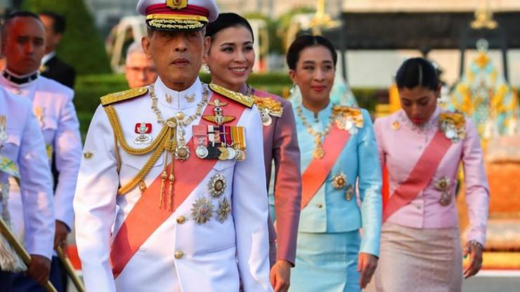 Taylandda kriz büyüyor: Kralın resmi sevgilisinin çıplak fotoğraflarını Kraliçe mi sızdırdı