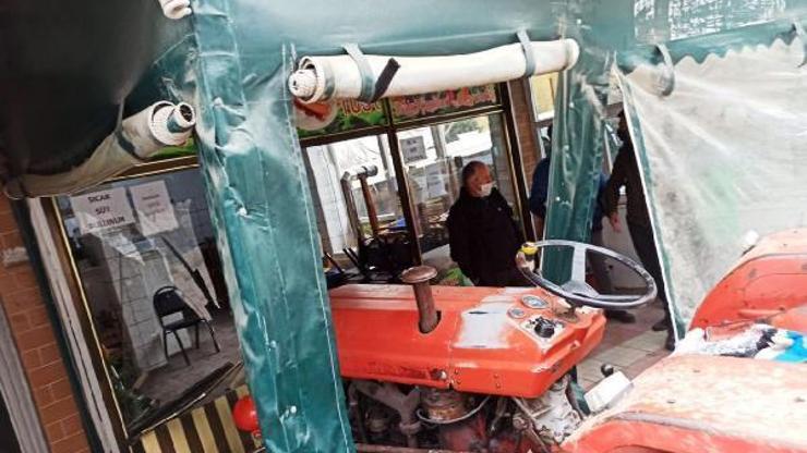 Sakaryada kaza ucuz atlatıldı: Traktör çay ocağının bahçesine girdi