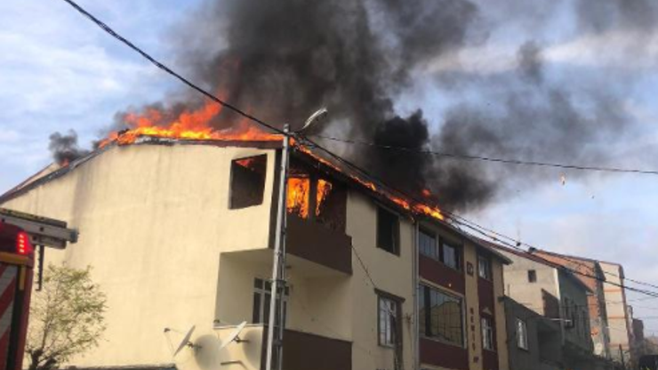 2 binanın çatısı alev alev yandı