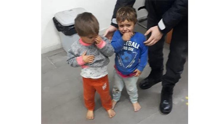 Sokakta ayakkabısız dolaşan iki çocuğu polis korumaya aldı