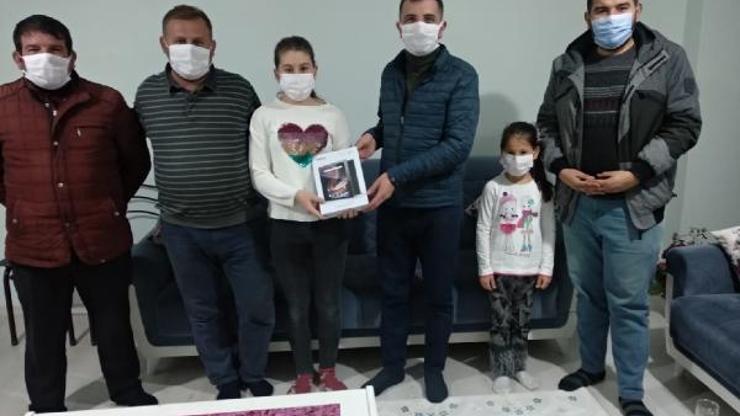 AK Parti İmranlı İlçe Başkanlığından öğrencilere tablet
