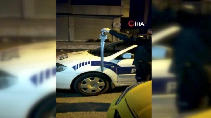 Kılıçla durağa saldırdı, taksiciler döverek hastanelik etti | Video