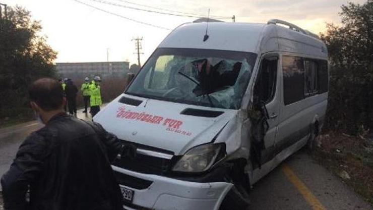 Devrilen servis minibüsünün şoförü yaralandı