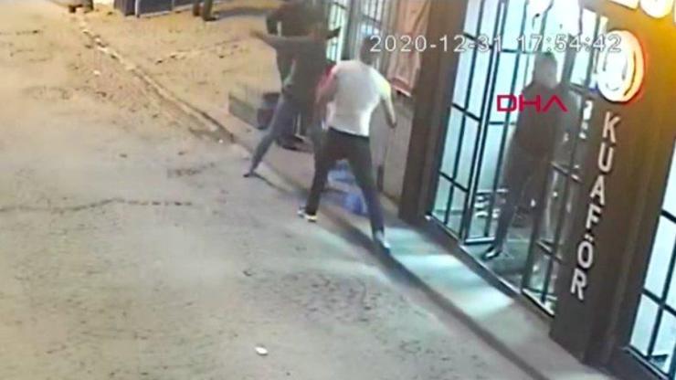 Sokak ortasında bıçaklı kavga | Video