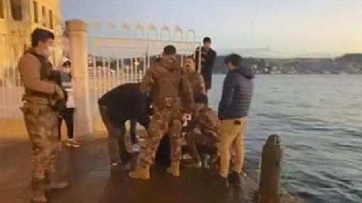 Ortaköyde özel harekat polisi denize atlayıp turisti kurtardı