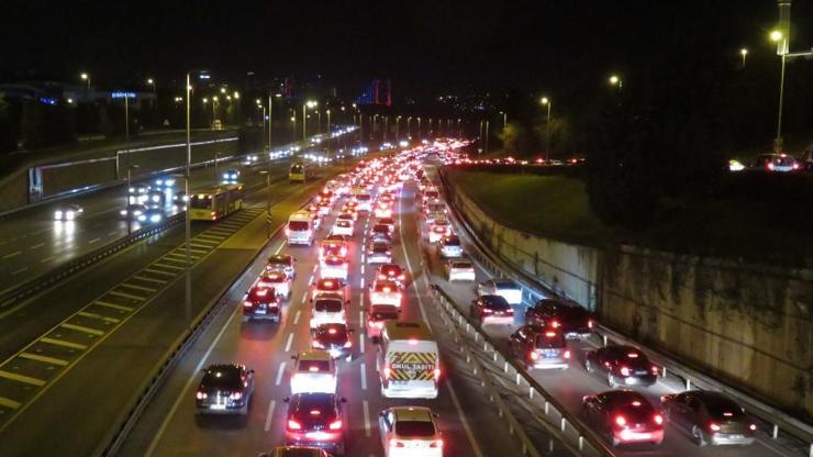 80 saatlik kısıtlama sonrası 15 Temmuz Şehitler Köprüsünde trafik yoğunluğu