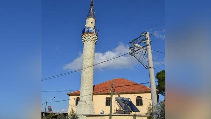 Minaresine yıldırım isabet eden cami güvenlik amaçlı ibadete kapatıldı