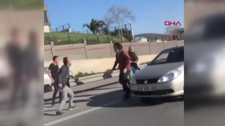 Kaza sonrası anlaşamayan araç sürücüleri kavga etti | Video