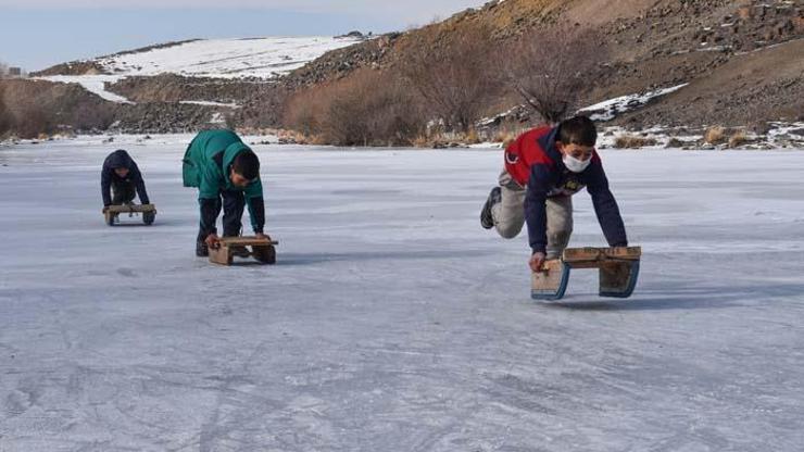 Köylülerin buz tutan Kars Çayında curling keyfi