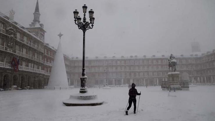 İspanya kar fırtınasına teslim oldu: Uçuşlar iptal edildi