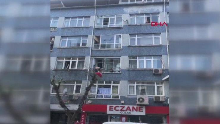 Cinnet getirdi, evdeki her şeyi sokağa fırlattı | Video