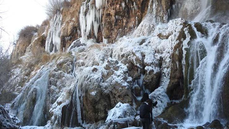 Doğa harikası Girlevik Şelalesi buz tuttu, ortaya bu görüntüler çıktı