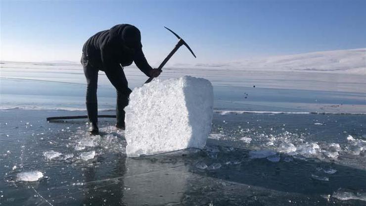 Buz tutan Çıldır Gölünde ailecek Eskimo usulü balık avı