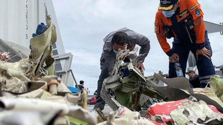 Endonezya’da düşen uçağının kara kutusu bulundu