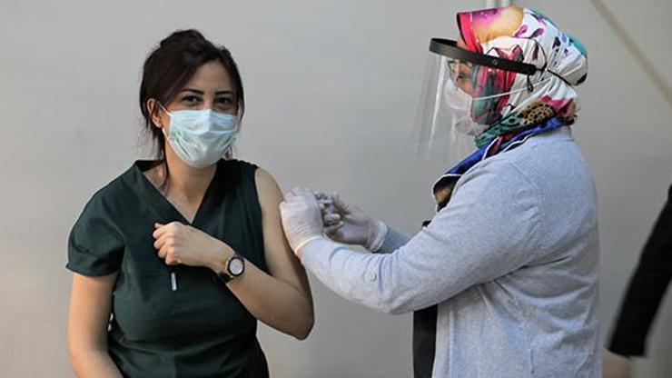 Aşılamada ikinci gün: Türkiyede kaç kişi aşı oldu