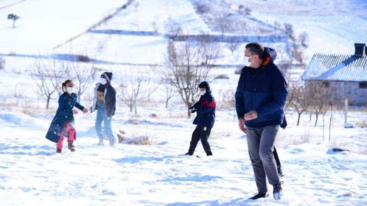 Bakan Selçuk, öğrencilerle kar topu oynadı