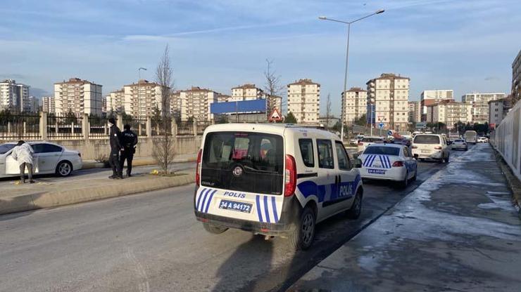 Kurşun yağdırdılar İstanbulda lüks otomobile silahlı saldırı