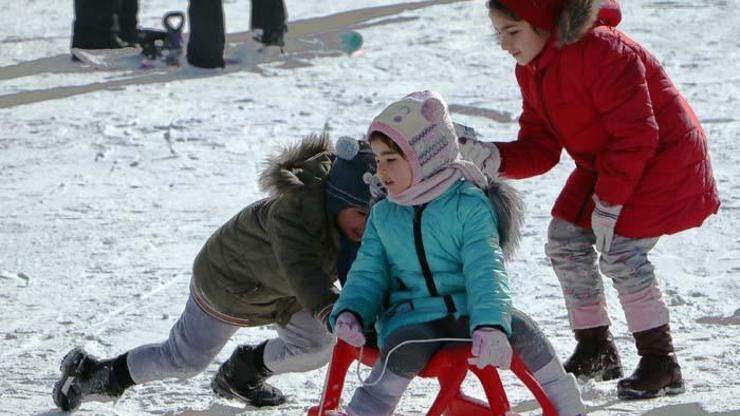 Yarıyıl tatilindeki öğrenciler, kayak pistlerinde stres atıyor