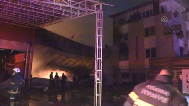 Adanada korkutan yangın... Mobilya atölyesinde başladı yandaki binaya sıçradı