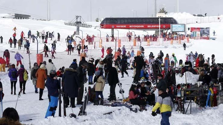 Erciyes Kayak Merkezinde hafta sonu yoğunluğu