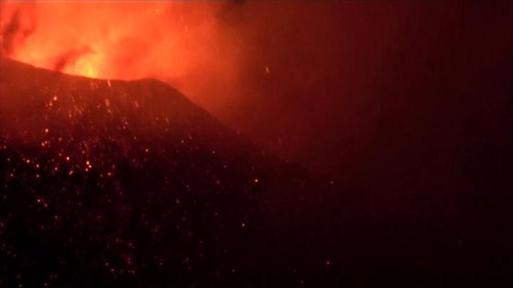 Son dakika: Etna yeniden faaliyette Lavlar geceyi aydınlattı