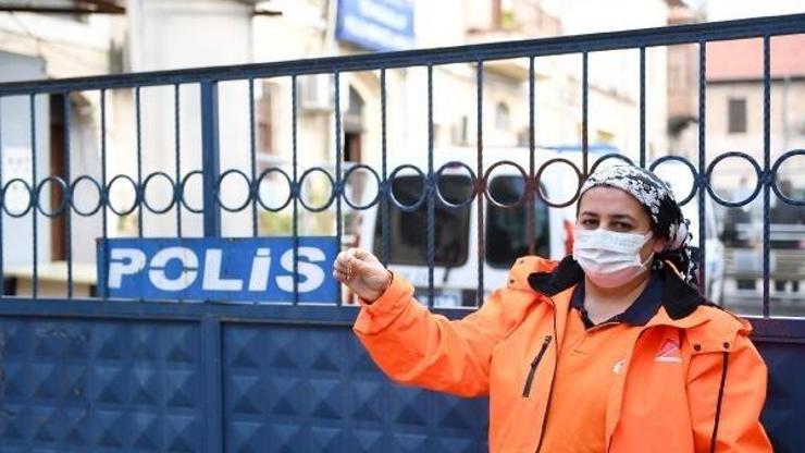 Yerde bulduğu küpeyi karakola teslim etti