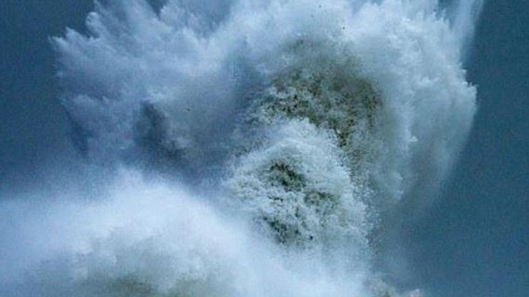 Fransa’da denizdeki dev dalgada Poseidon’ın silüeti belirdi