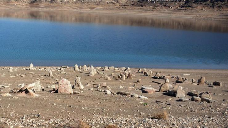 Kayseride baraj suyu çekilince mezarlık ve eski yapılar ortaya çıktı