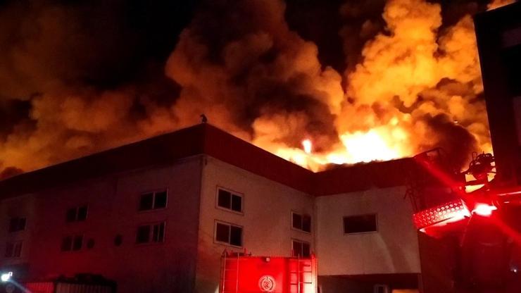 200 kişinin çalıştığı fabrikada yangın Tüm fabrikayı sardı