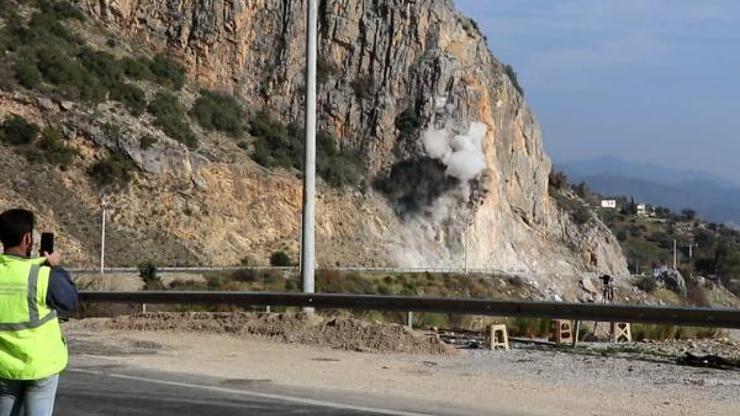 Tehlike oluşturan kayalar kontrollü patlama ile kaldırılıyor