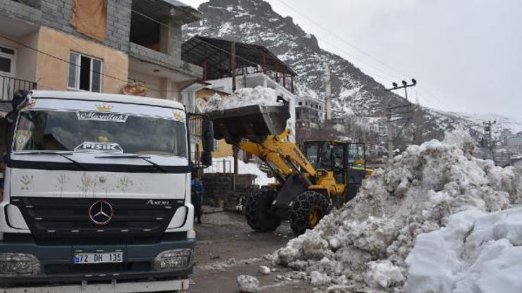 Kar yığınları kamyonlarla ilçe dışına taşınıyor
