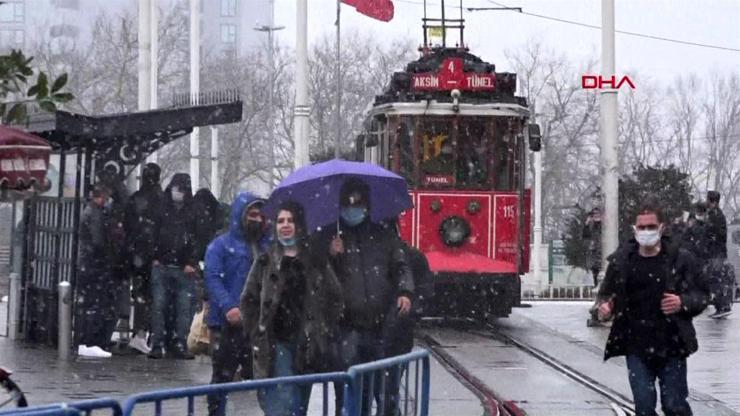 Beklenen kar geldi, İstanbul trafiği kilitlendi