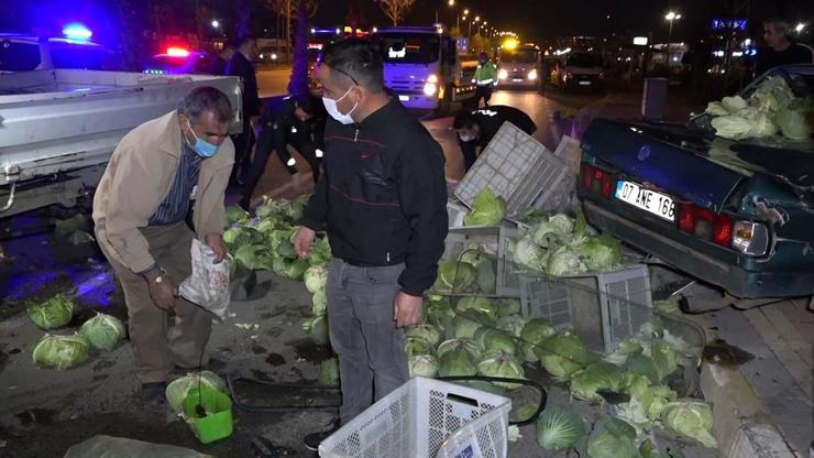 Kaza sonrası yola savrulan lahanaları polis topladı