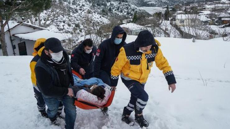 Sultangazide ambulans karlı yolda kaldı; Sağlıkçılar hastaya yaya ulaşarak kurtardı