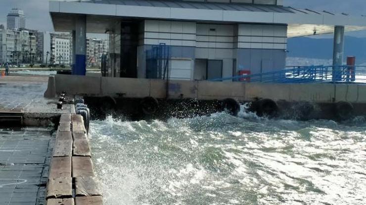 İzmir’de deniz ulaşımına rüzgar engeli