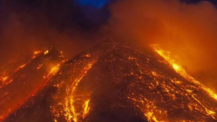 İtalyada Etna Yanardağı yeniden faaliyete geçti