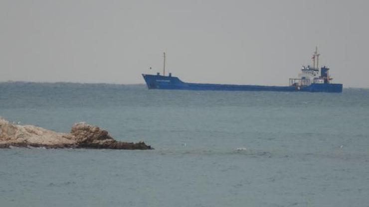 Akdenizde dev dalgalar nedeniyle gemiler demir attı