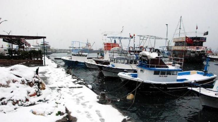 Batı Karadenizde kar nedeniyle balıkçılar denize açılamadı