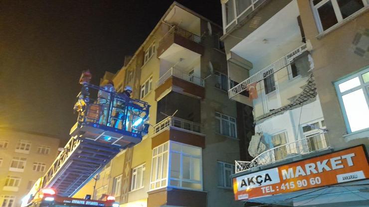 Zeytinburnunda 3 katlı binanın ikinci katındaki balkon çöktü