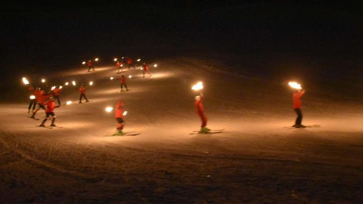 Eksi 20 derecede meşaleli kayak gösterisi