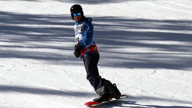 Diplomatlar kayak pistinde yarıştı