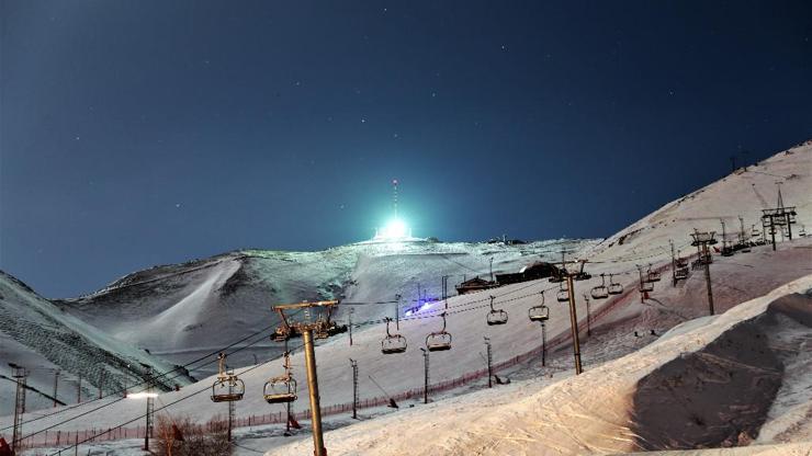 Palandöken Kayak Merkezi gece görüntüsüyle büyülüyor