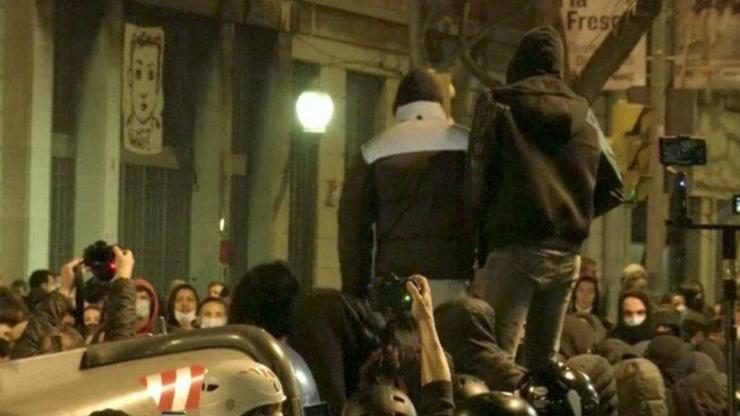 İspanyada gösteriler sürüyor... İşyerleri yağmalandı polis araçları ateşe verildi