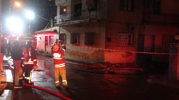 İzmirde, bir binanın çatı katında çıkan yangın korkuttu
