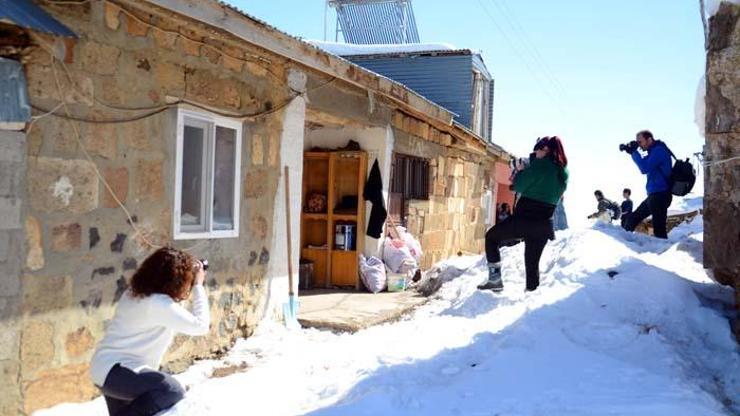 Karlar altında kalan köyü, kare kare fotoğrafladılar