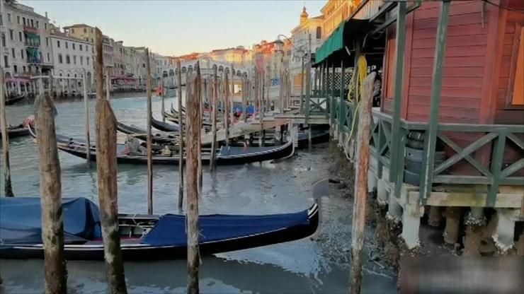 Venedikte su çekildi, gondollar çamura saplandı
