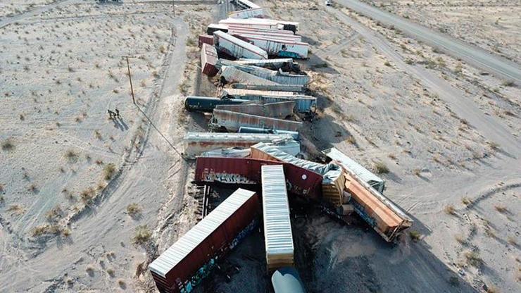 ABD’de feci kaza: Yük trenine ait 44 vagon raydan çıktı