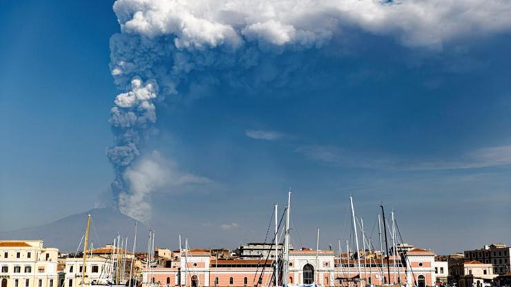 İtalyadaki Etna Yanardağı yeniden faaliyete geçti