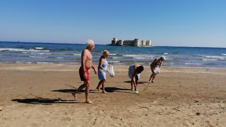 Güzel havayı fırsat bilen turistler plajı temizledi