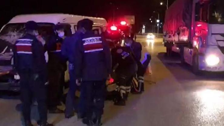 Kamyona çarpan minibüsün şoförü yaralandı